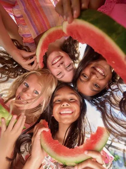 Capturing the pure joy of childhood for a commercial campaign is about creating a fun atmosphere. This shot, taken from a low angle, is all about genuine smiles and summer vibes, making the final image feel authentic and full of life.