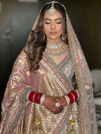 The soft waves under the dupatta create a dreamy and romantic effect, perfect for a daytime wedding or Anand Karaj ceremony.