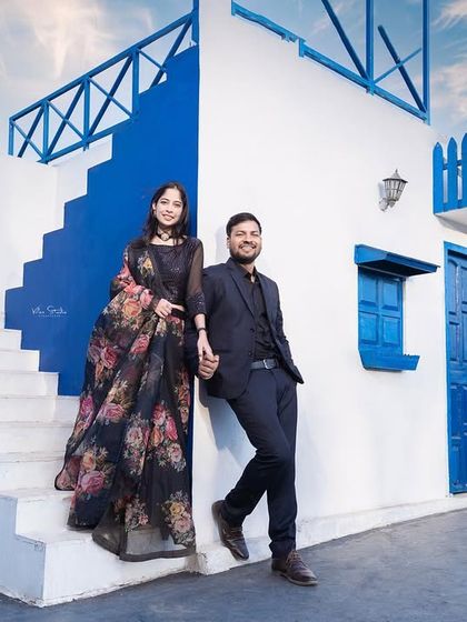 Inspired by the beautiful architecture of Santorini, this blue and white set provides a stunning and clean backdrop for modern and stylish pre-wedding portraits.