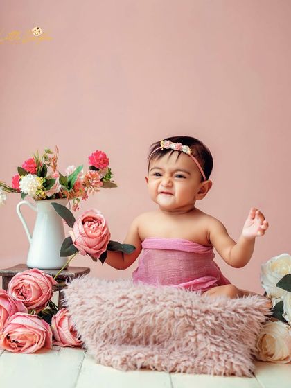 A little bit of sass and a whole lot of cute. This floral pink-themed sitter session is perfect for showing off your baby's budding personality.