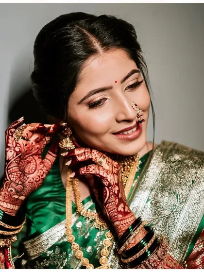 A full view of Sanyukta's stunning reception look in her green Paithani, showing how a touch-up can create a whole new vibe.