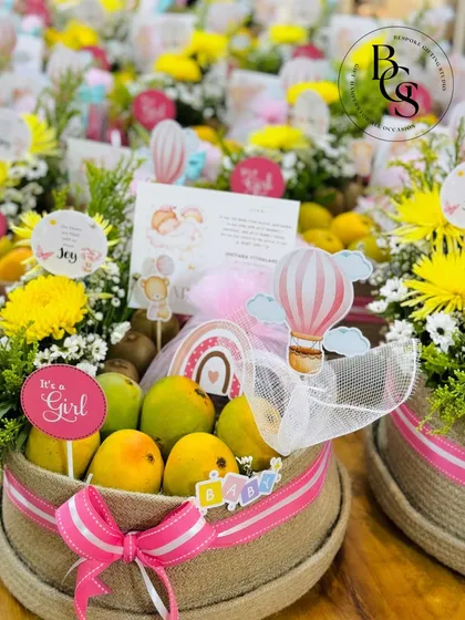 A fresh and healthy option for a baby announcement. These beautiful baskets are filled with fresh fruits and flowers, offering a vibrant and wholesome way to share your joy.