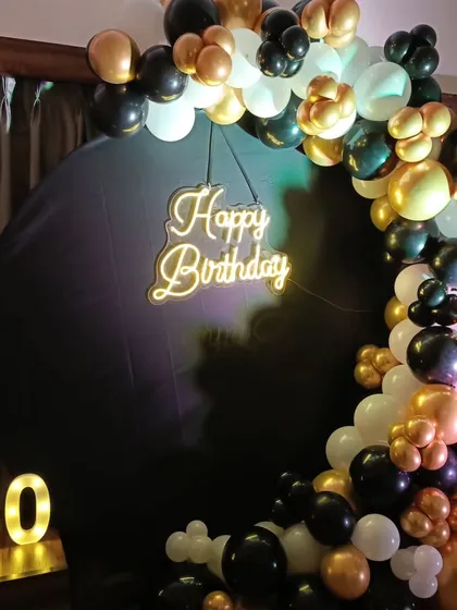 Another angle of the 60th birthday ring setup, showing how the lighting and different balloon sizes create a dynamic and elegant photo corner, perfect for home parties or restaurant spaces.