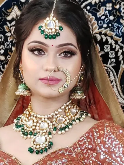 A lovely Kundan set with green and white stones, perfect for a bride or bridesmaid. This set is available for rent at a very affordable price.