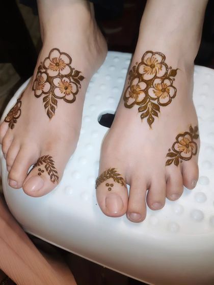 Hajira Mehendi Artist - Mehndi Artist Services Elegant Foot & Leg Mehndi photo 18