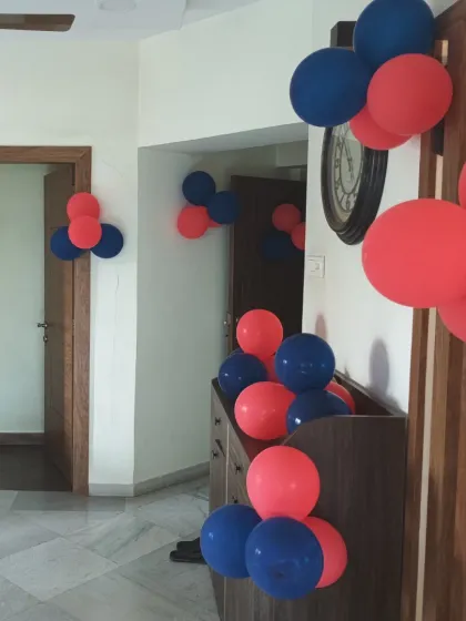 Balloon bunches decorating the entryway and corners of the room.