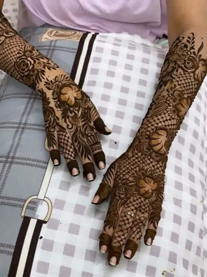 Intricate and dense, this bridal design covers the hands and arms completely. I used a variety of patterns, including checks, florals, and leaves, to create a rich tapestry of henna.
