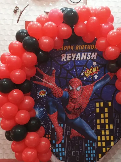 Close-up of the red and black balloon arch for the Spiderman theme.