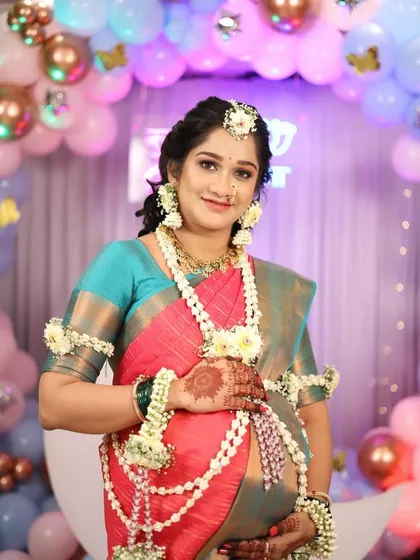 Celebrating the beautiful journey to motherhood. For this 'dohale jevan' or baby shower, I created a soft, radiant makeup look that glows. The look is beautifully accessorized with delicate 'phoolancha dagina' or fresh flower jewelry, adding a traditional and pure touch for the mom-to-be.