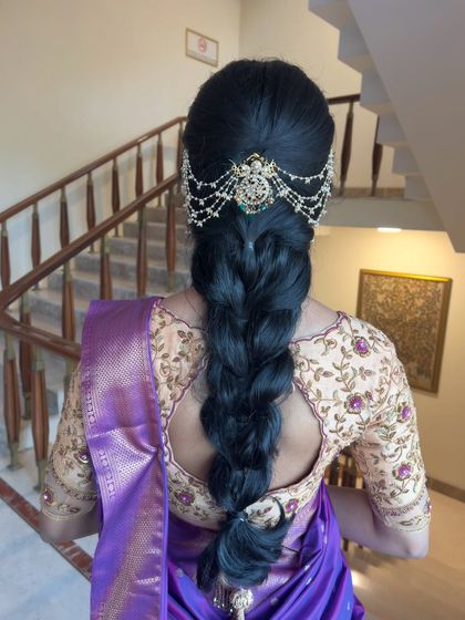 A classic South Indian braid with a simple yet elegant piece of hair jewellery, perfect for a traditional ceremony.