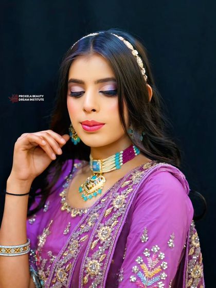 Beauty starts the moment you decide to be yourself. This look, with its purple tones and unique choker, is all about expressing your individual style.