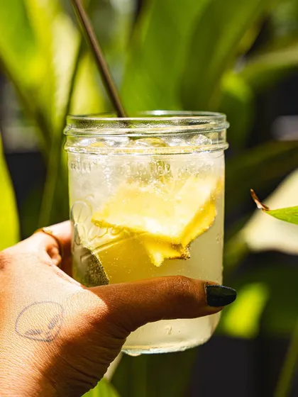 A pineapple and ginger soda, a tropical and spicy drink to awaken your taste buds.