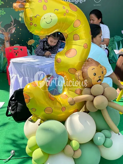 Even the smallest details matter. Here's a close-up of a monkey-themed number '3' balloon bouquet we created for the Jungly Wellness Festival, perfect for a toddler's birthday.