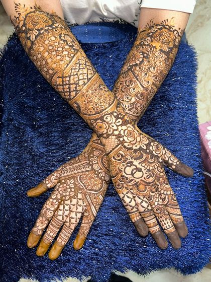 The back of the hands for a full-coverage bridal design. The patterns are just as intricate and beautiful as the front.