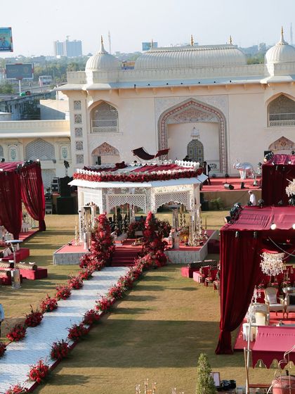 Another perspective of the grand sundowner wedding, showing the relationship between the mandap, the aisle, and the guest seating. Every element is planned to ensure a cohesive and immersive experience from every angle.