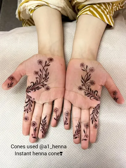 A delicate and minimalist floral design created with an instant henna cone. This shows that you can achieve elegant and simple looks just as easily as bold ones.