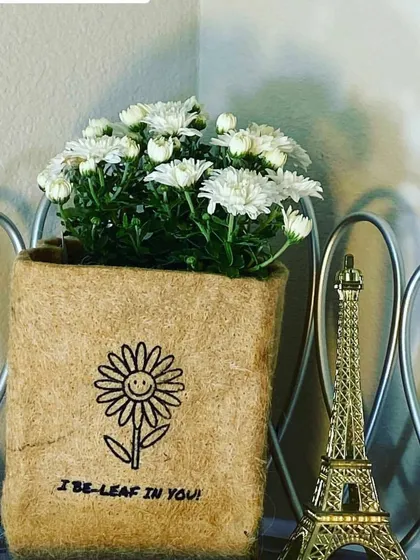 My eco-friendly grow bags come with a little personality. This one, holding a lovely bunch of white Chrysanthemums, has a fun quote: 'I BE-LEAF IN YOU'. It’s a small detail that makes a gift feel extra special and personal.