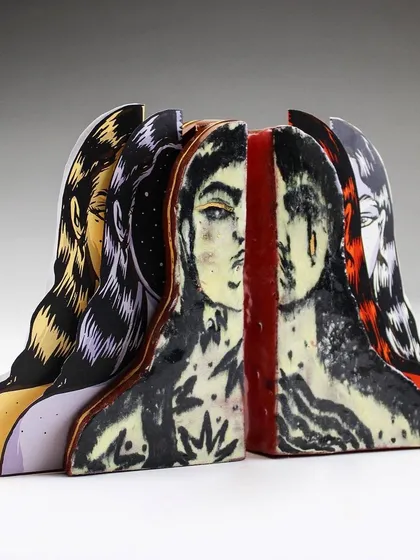 A different arrangement of the 'Confrontation' sculpture, showing how the ceramic and paper elements can be reconfigured to create new compositions.