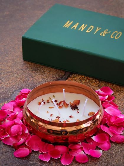 My decorative scented rose gold urli candle, presented in its gift box. The warm tone of the rose gold metal combined with the soft pink of the rose petals creates an aura of opulence.