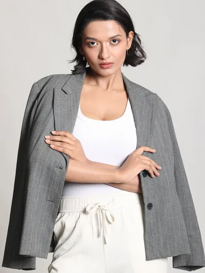 The addition of a blazer gives the look a more formal, corporate feel, but the fresh, natural makeup keeps it from feeling stuffy.