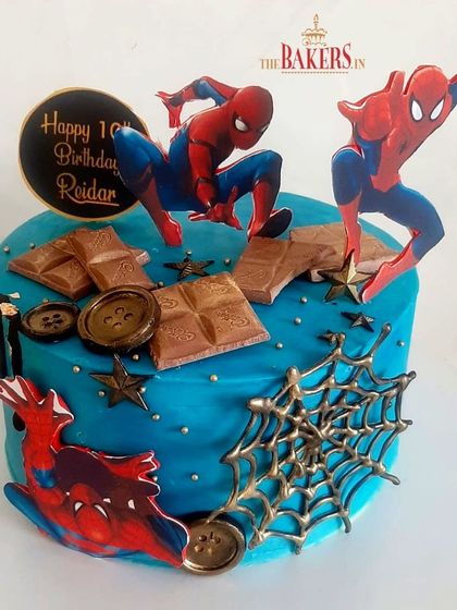 Another take on a Spiderman cake, this time with a bold blue base and chocolate details. This no-fondant cake features Spidey in web-slinging action, perfect for a superhero-themed party.