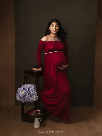 Dressed in a vibrant red, this mother-to-be radiates confidence and joy. My studio sessions provide a comfortable and elegant space to capture the full beauty of your pregnancy.