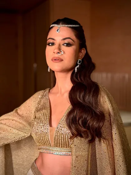 A powerful, direct look that showcases the confidence this makeup inspires. The defined eyes and glowing skin are the heroes of this iconic style.