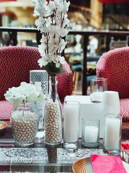 Another beautiful shot of the white-themed table centerpiece, perfect for elegant dinners, weddings, or sophisticated parties.