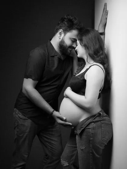 Sometimes, stripping away color reveals the purest emotion. This black and white maternity portrait is all about intimacy and connection. I guided them into this quiet, gentle pose to capture the profound love and anticipation they share.
