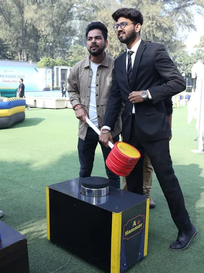 The hammer game, also known as a high striker, is a classic test of strength. Guests love the challenge of trying to ring the bell, making it a lively addition to any outdoor event.