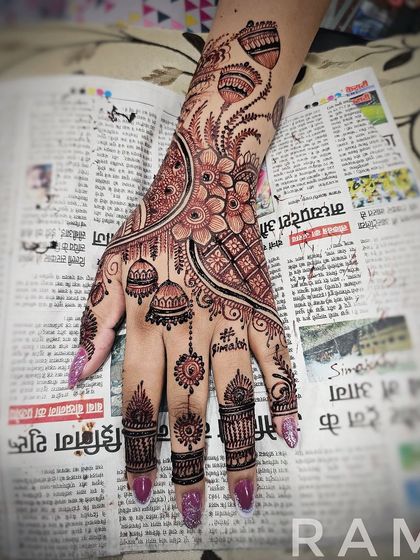 A beautiful back-hand design with hanging jhumka (earring) motifs. This jewellery-inspired pattern is very popular for parties and festive events.