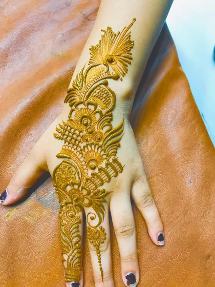 A simple and graceful Arabic mehandi design. This is a perfect example of the quick, beautiful art we provide for guests at large events.