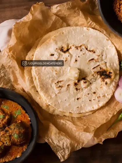 Authentic Jolada Roti served with a traditional brinjal curry. This rustic and healthy sorghum flatbread is a specialty from North Karnataka, showcasing our commitment to offering diverse and regional Indian cuisines.