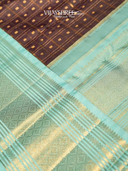 Another detailed shot of the intricate weaving on this masterpiece.