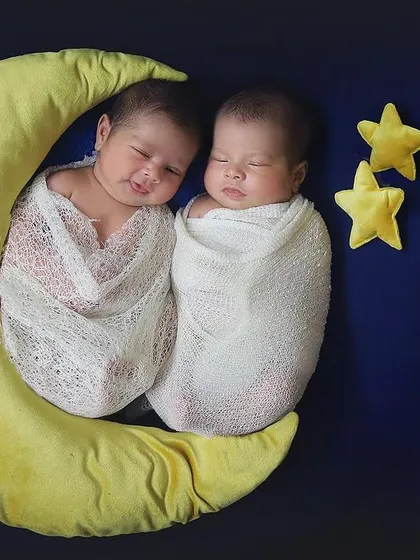 Twice the love, twice the cuteness. Photographing newborn twins is so special, and I love creating setups that show their connection. Here, these two little ones are sleeping peacefully on a soft crescent moon prop, a perfect celestial theme for two little stars.