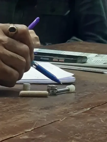 An instructor points to the different hardware components, explaining the function of dowels and mini-fix connectors in a classroom setting.