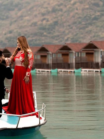 A classic romantic gesture on a boat in Tehri, this pre-wedding photo is both timeless and set against a breathtaking backdrop.