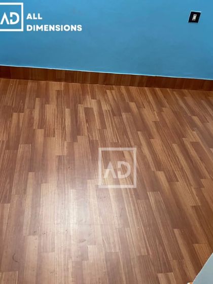 A finished room with new flooring and skirting that matches perfectly. The skirting protects the wall and gives the installation a complete, built-in look.