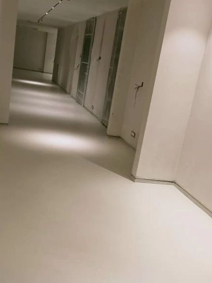 The microconcrete floor is done. This seamless, smooth surface provides a perfect minimalist foundation for the rest of the design. The way it reflects the light is just beautiful.