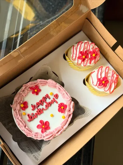 A classic birthday gift box featuring a pretty pink bento cake with a "happy birthday" message and two matching cupcakes. I can customize the colors and floral designs to whatever you like.