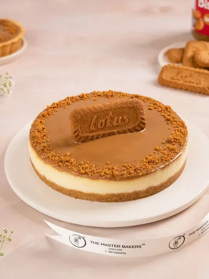 I love keeping up with new trends, and this Lotus Biscoff cheesecake is a crowd favorite. It features a creamy cheesecake filling on a crunchy Biscoff biscuit base, topped with a smooth layer of Biscoff spread.