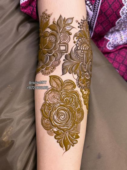 A simple and pretty floral motif on the arm.