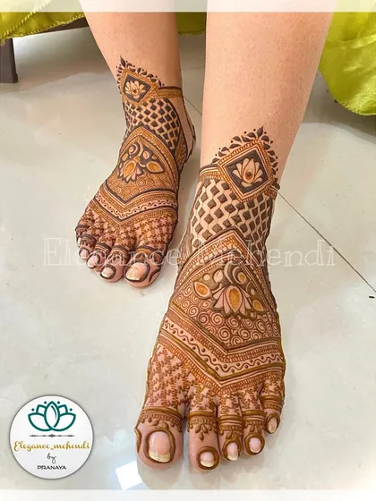Don't forget the feet! This is an example of a full bridal leg mehendi, with detailed patterns and lotus motifs that beautifully complement the designs on the hands.
