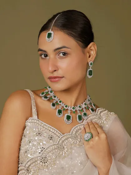 For the modern bride who loves a touch of sparkle, this emerald and American diamond set is a perfect choice. It combines contemporary design with traditional elegance, making it ideal for a reception or sangeet night.