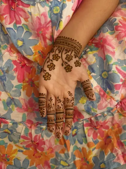 A simple floral vine design that is a favourite among those who love minimalist mehndi. It's light, airy, and very pretty.