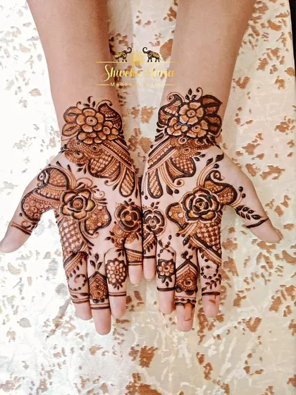 For bridesmaids and guests, I offer elegant and stylish designs that complement the main event. This is an example of a beautiful Arabic-style floral mehendi, which provides a lighter, yet equally stunning, option for the bride's tribe.