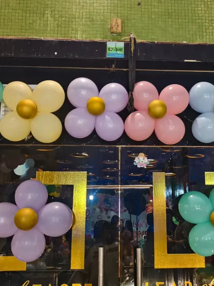 Simple flower-shaped balloon decorations on the entrance doors to match the party's theme.