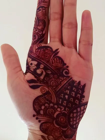 A simple and elegant Arabic-style design on the palm. This is a great option if you want beautiful mehendi that isn't too heavy.