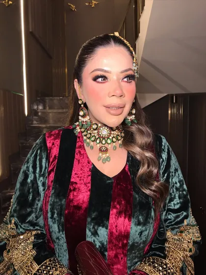 Another angle of this royal look, the passa catching the light beautifully.
