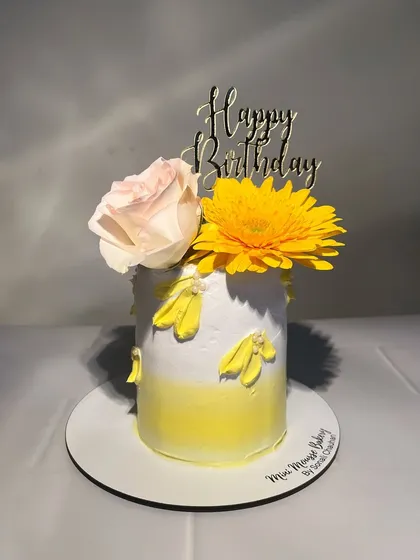 Sometimes, simple is the most beautiful. This birthday cake features a sunny yellow ombre effect with delicate buttercream petals and is topped with fresh flowers. It’s a perfect example of my elegant floral cake designs.